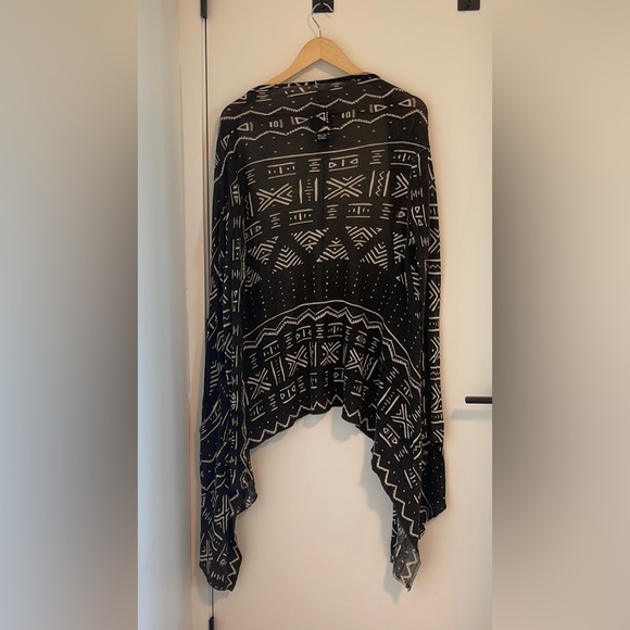 Billabong Designers Closet B&W Aztec Print Shawl - M - Picture 3 of 6